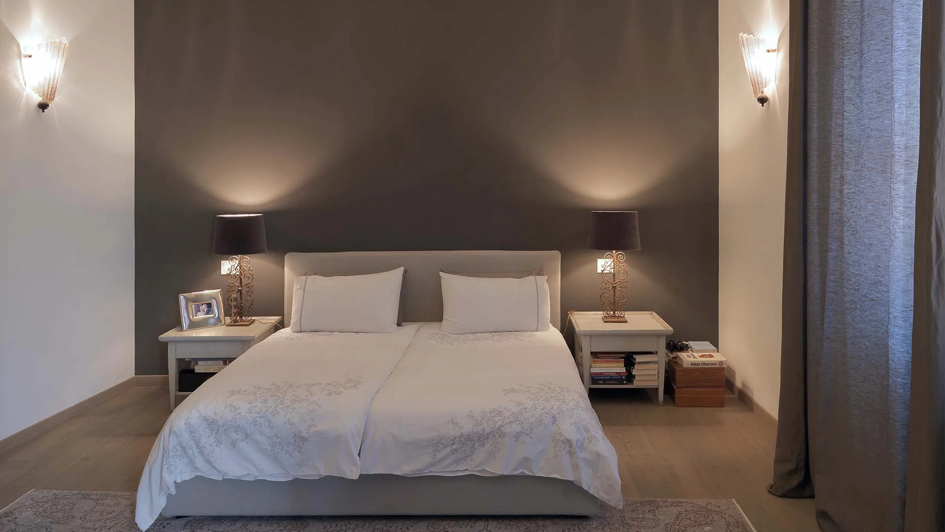 Progetto di interior design a Bologna: Casa AG - Arredi in stile moderno ingentilito da qualche pezzo di gusto classico e da numerose suppellettili